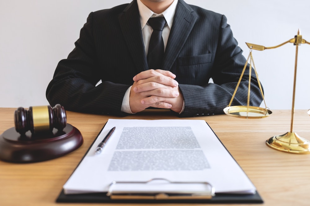 L'application des lois dans les systèmes judiciaires : un processus complexe et essentiel